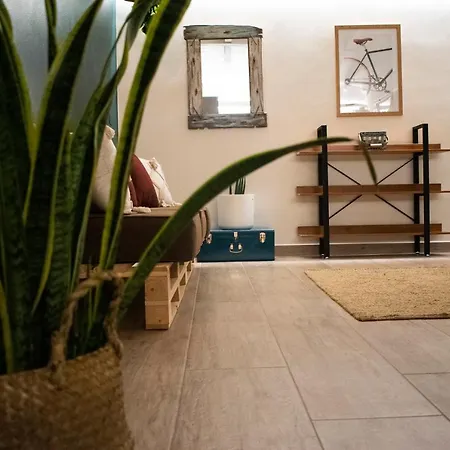 Lägenhet Charme And Relax With Garden And Swimming Pool Desenzano del Garda